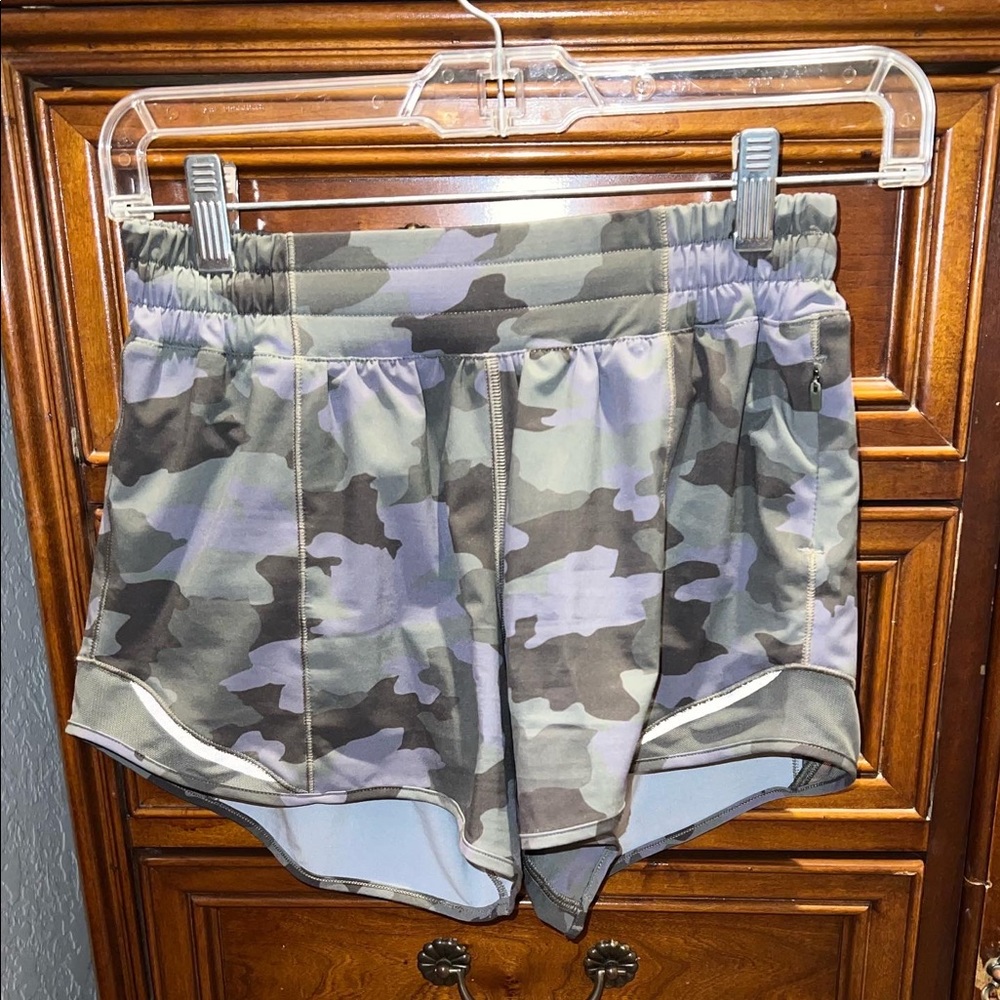 Lululemon 4" hotty hot shorts